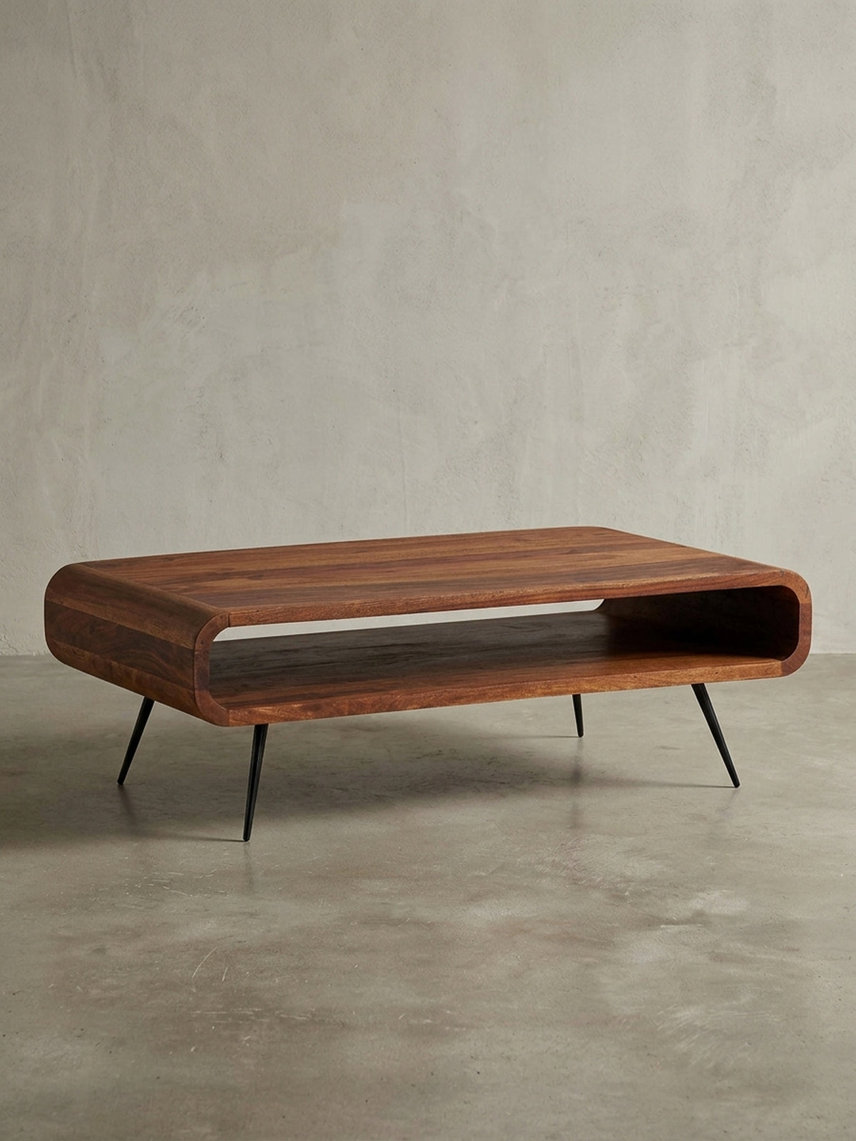 Eleganter Couchtisch aus Sheesham Massivholz mit schwarzen Metallbeinen, freigestellt vor weißem Hintergrund, Frontansicht des modernen Designs.