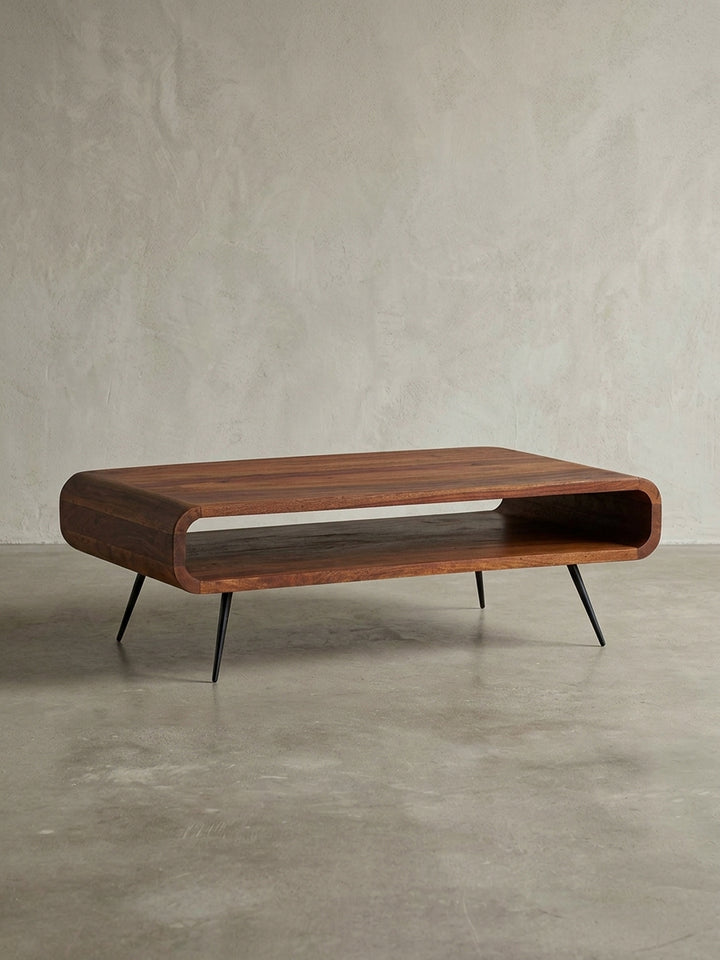 Gesamtansicht des rechteckigen Couchtisches mit Stauraum, der die Designsprache von organisch-modernem Wohnen und massiven Naturmaterialien verkörpert._