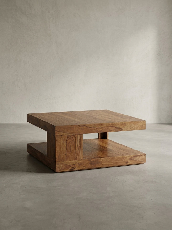 Freigestellte Frontansicht des Design Couchtisches aus Sheesham-Massivholz in Dunkelbraun, der seine klare, quadratische Form und die untere Ablagefläche präsentiert._