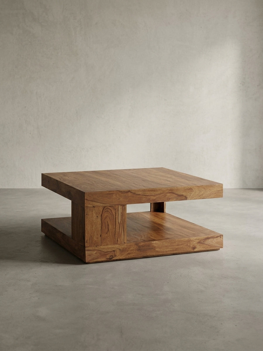 Freigestellte Frontansicht des Design Couchtisches aus Sheesham-Massivholz in Dunkelbraun, der seine klare, quadratische Form und die untere Ablagefläche präsentiert._