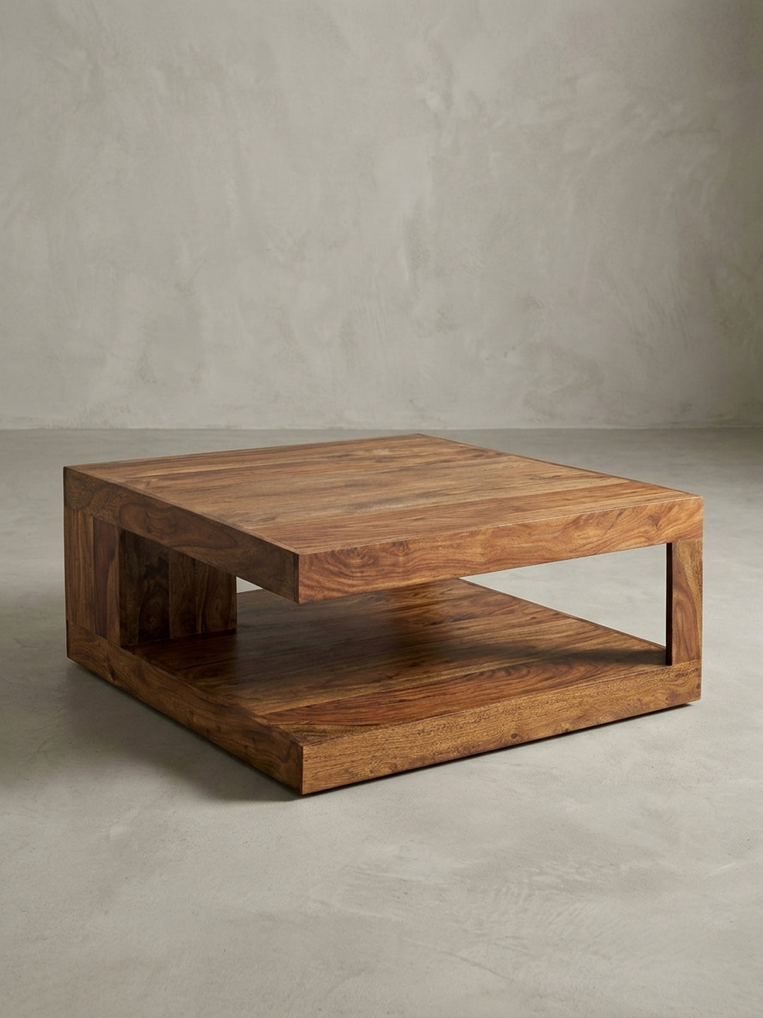 Der quadratische Sofatisch in 90x90 cm aus echtem Holz aus einer seitlichen 3/4-Perspektive, die die robuste, blockartige Konstruktion und die Tiefe des Designs hervorhebt._