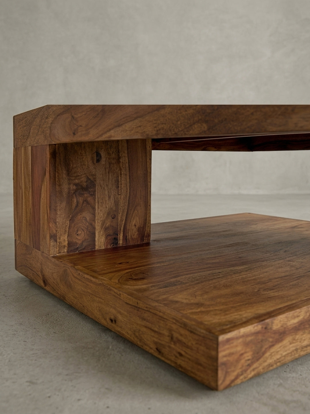 Gesamtansicht des modernen Couchtisches aus Massivholz, der die zeitlose Ästhetik und die Funktionalität mit seiner großzügigen Ablagefläche für das Wohnzimmer vereint._