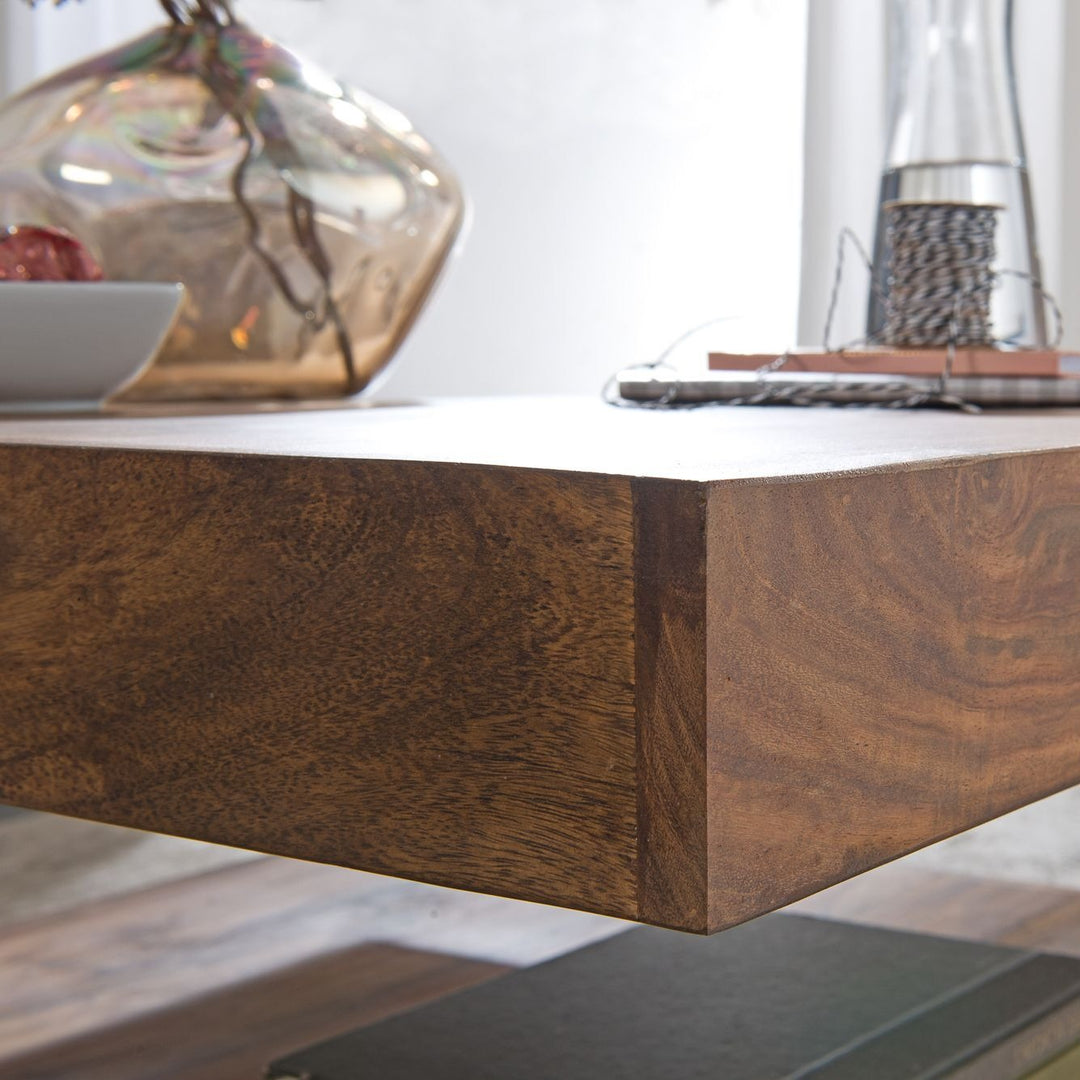 Nahaufnahme der präzise verarbeiteten Kante des Sheesham Couchtisches, quadratische Form, Massivholz in warmen Naturtönen_