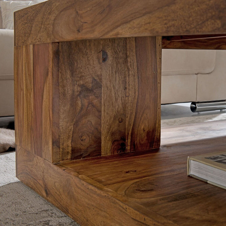 Detailansicht der massiven Seitenelemente des Sheesham Wohnzimmertisches, stabile Konstruktion und natürliche Holzstruktur_