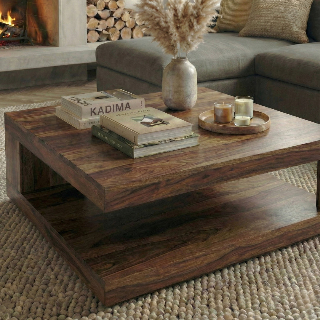 Detailaufnahme der natürlich gemaserten Sheesham-Holzoberfläche des quadratischen Wohnzimmertisches, geölt und langlebig_