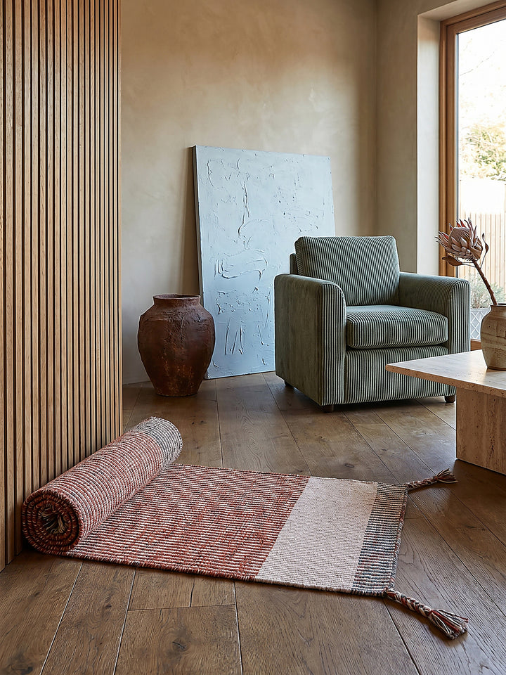 Teppich Rot Läufer Editorial Interior als Designobjekt drapiert hochwertige Wohnaccessoires_