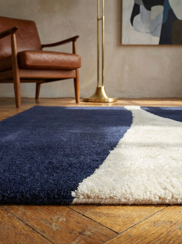 Woll-Viskose Teppich mit Kontrast Abstraktem Muster_Dunkelblau und Beige_Hoch-Tief-Struktur_Handgetuftet_Latexrücken - HULL-Tickton_
