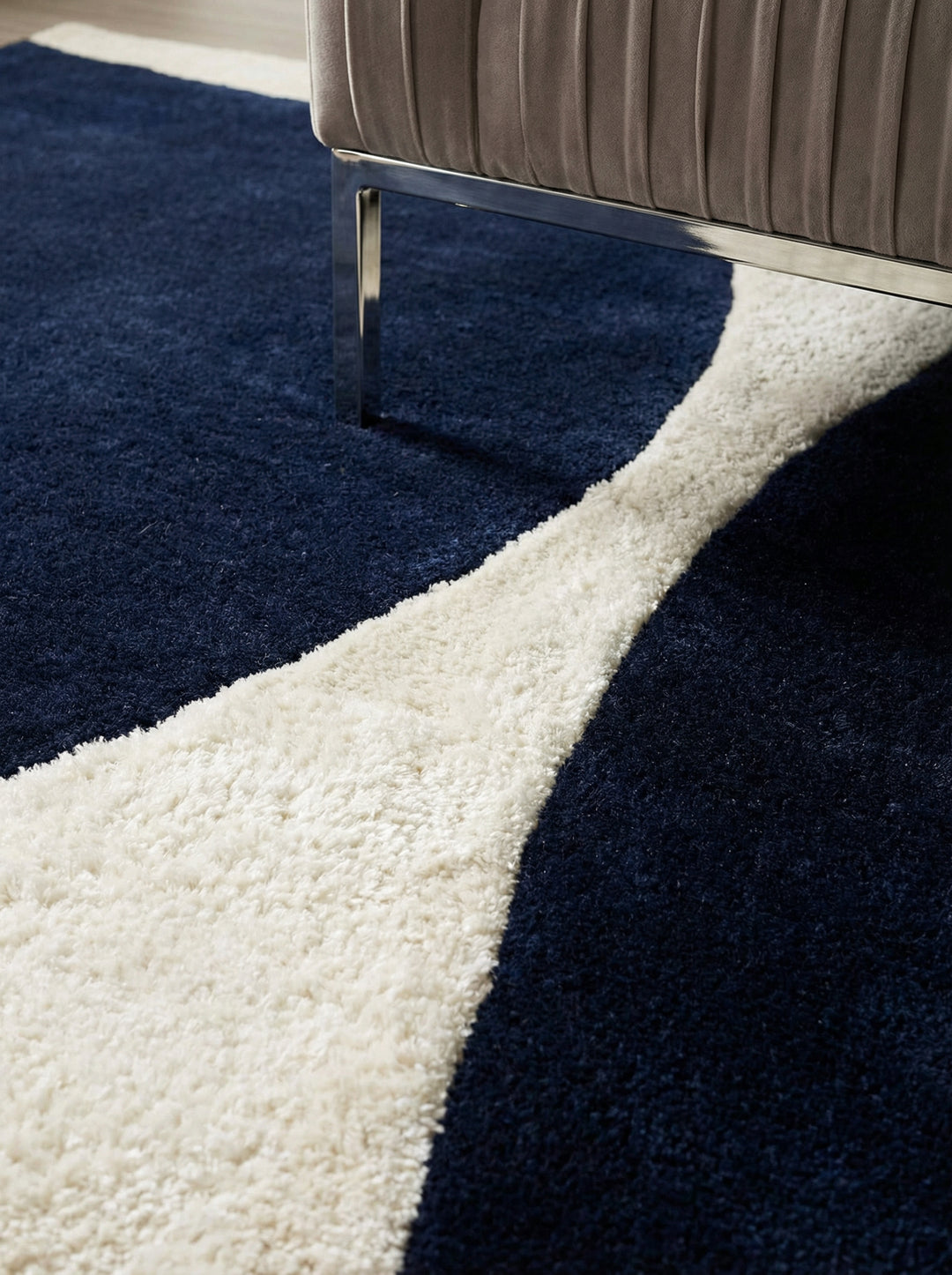 Woll-Viskose Teppich mit Kontrast Abstraktem Muster_Dunkelblau und Beige_Hoch-Tief-Struktur_Handgetuftet_Latexrücken - HULL-Tickton_