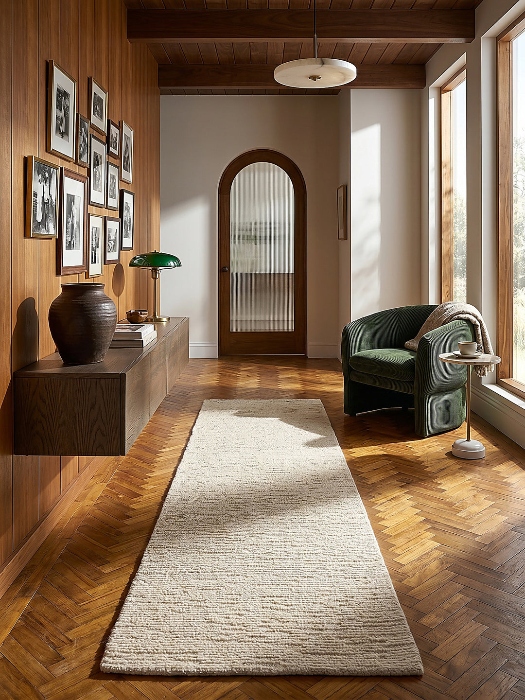 Teppich Creme Läufer im modernen Wohnzimmer vor warm greige plaster Einrichtungsidee_