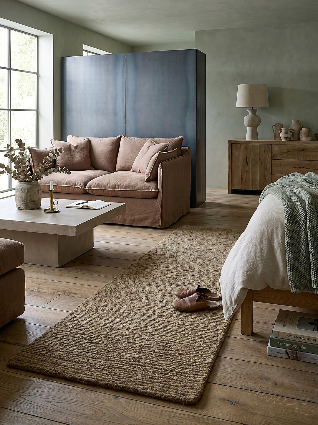 Teppich Erdtöne Läufer im Wohnzimmer mit Couchtisch und Wohnaccessoires Wohnidee skandinavisch modern_