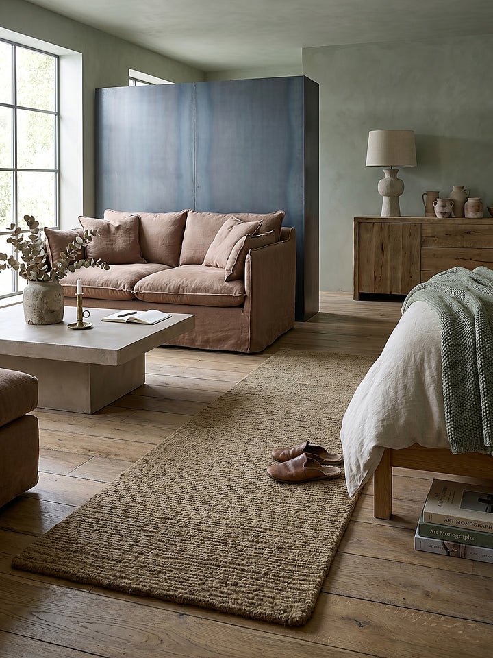 Teppich Erdtöne Läufer im Wohnzimmer mit Couchtisch und Wohnaccessoires Wohnidee skandinavisch modern_