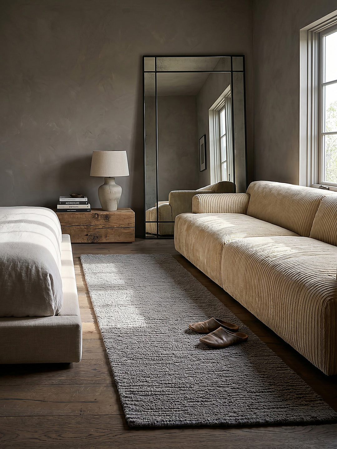 Teppich Grau Läufer im Wohnzimmer mit Couchtisch und Wohnaccessoires Wohnidee skandinavisch modern_