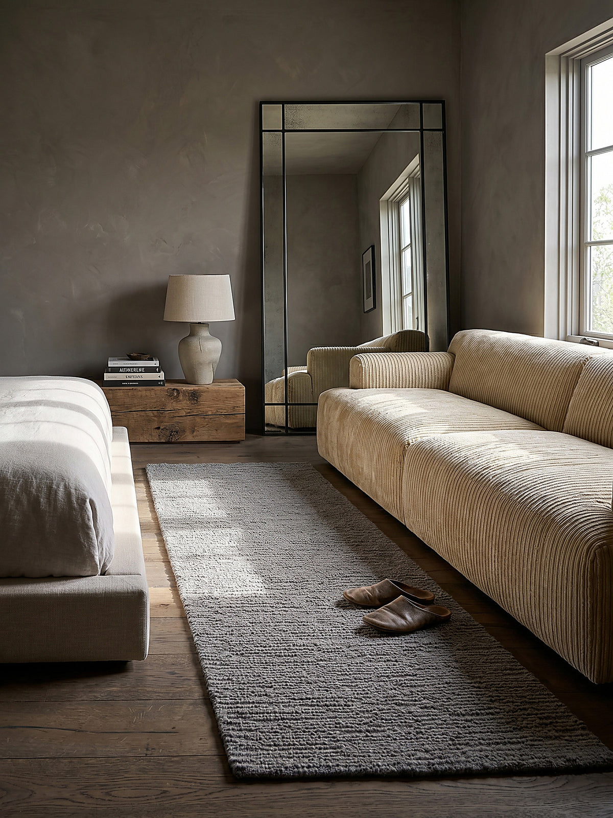 Teppich Grau Läufer im Wohnzimmer mit Couchtisch und Wohnaccessoires Wohnidee skandinavisch modern_