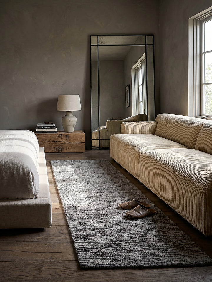 Teppich Grau Läufer im Wohnzimmer mit Couchtisch und Wohnaccessoires Wohnidee skandinavisch modern_