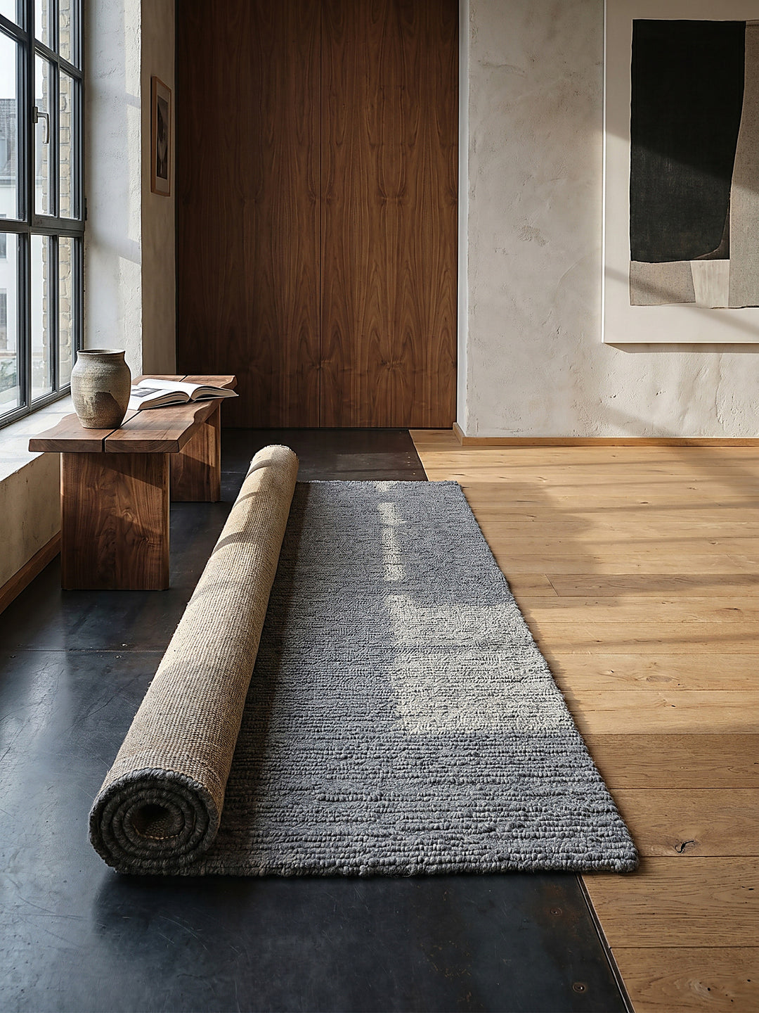 Teppich Grau Läufer Editorial Interior als Designobjekt drapiert hochwertige Wohnaccessoires_
