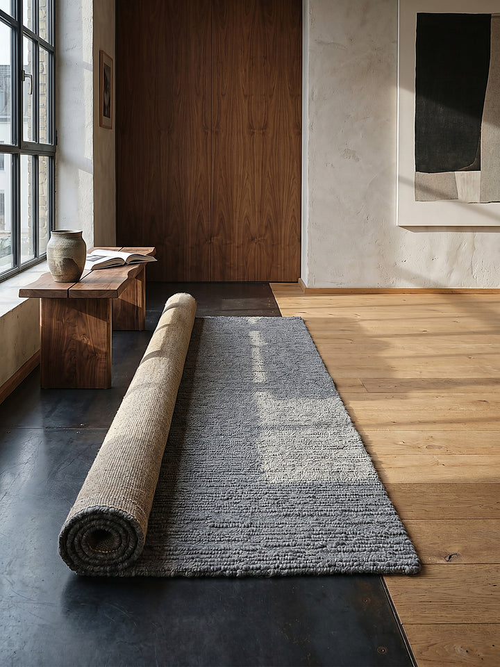 Teppich Grau Läufer Editorial Interior als Designobjekt drapiert hochwertige Wohnaccessoires_