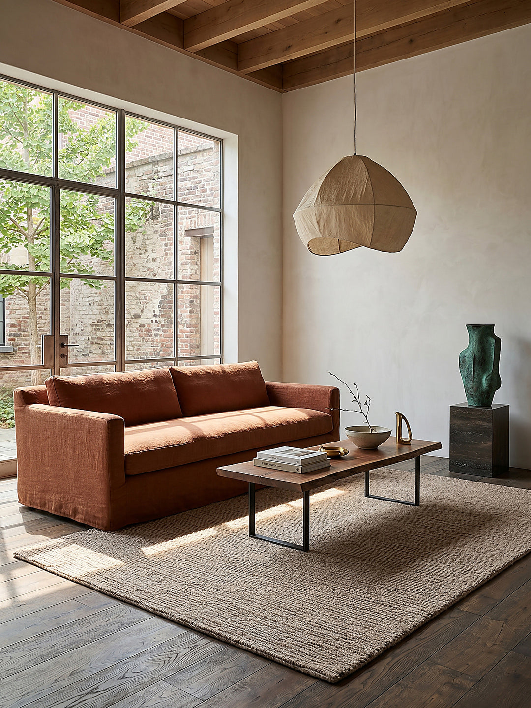 Teppich Natur rechteckig im Wohnzimmer mit Couchtisch und Wohnaccessoires Wohnidee skandinavisch modern_