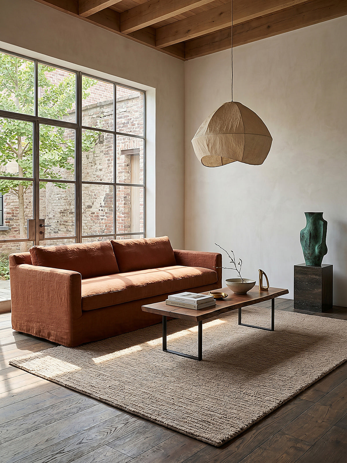Teppich Natur rechteckig im Wohnzimmer mit Couchtisch und Wohnaccessoires Wohnidee skandinavisch modern_