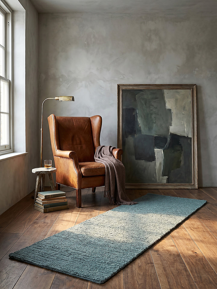 Teppich Türkis Läufer im Wohnzimmer mit Couchtisch und Wohnaccessoires Wohnidee skandinavisch modern_