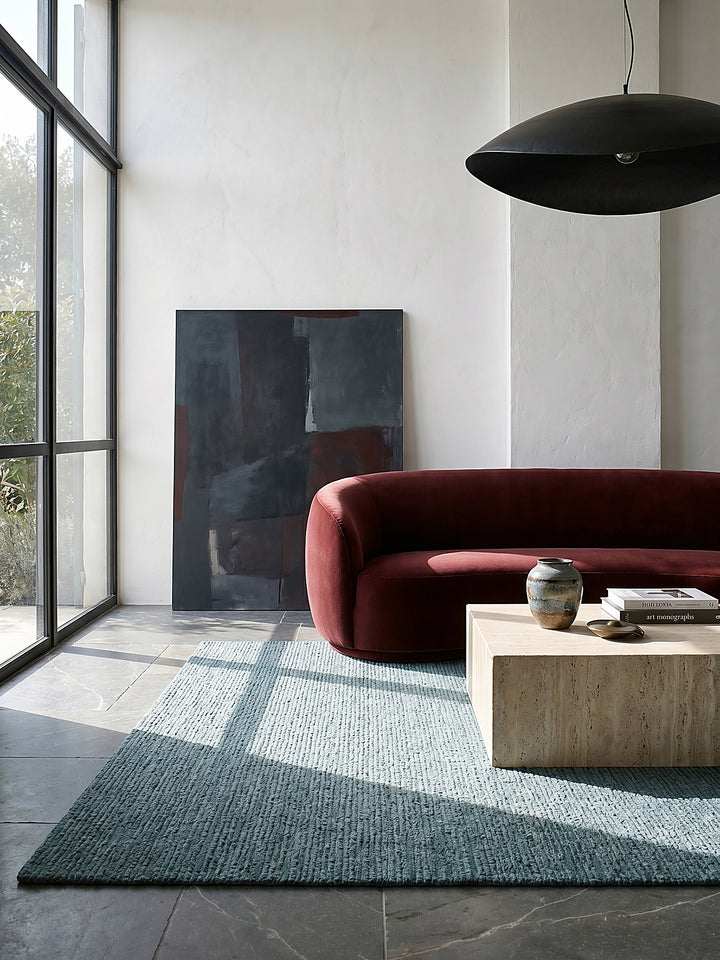 Teppich Türkis Läufer Editorial Interior als Designobjekt drapiert hochwertige Wohnaccessoires_