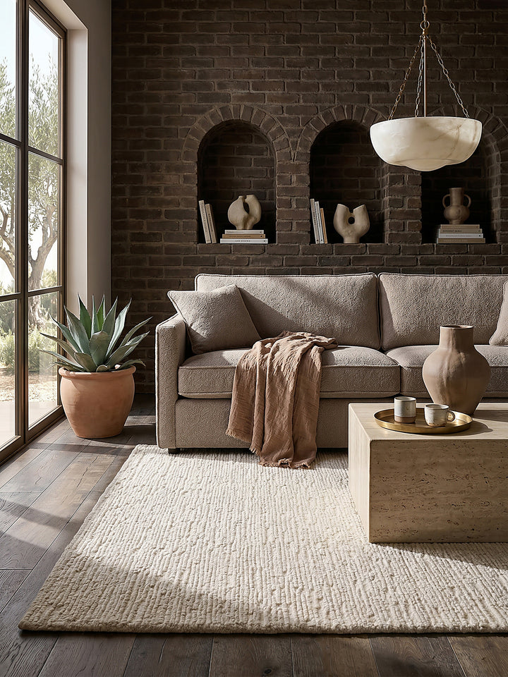 Teppich Creme rechteckig Editorial Interior als Designobjekt drapiert hochwertige Wohnaccessoires_