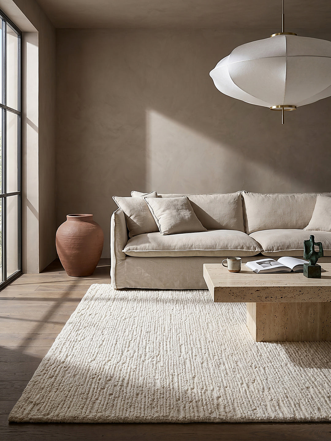 Teppich Creme rechteckig im Wohnzimmer mit Couchtisch und Wohnaccessoires Wohnidee skandinavisch modern_