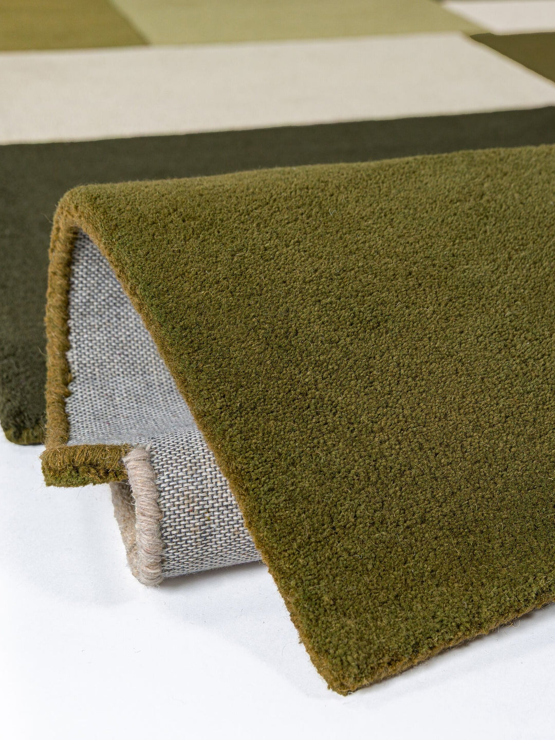 Teppich Erdtöne-Grün rechteckig WOOL Einrichtung Wohnidee Bodenbelag HALLEIN_