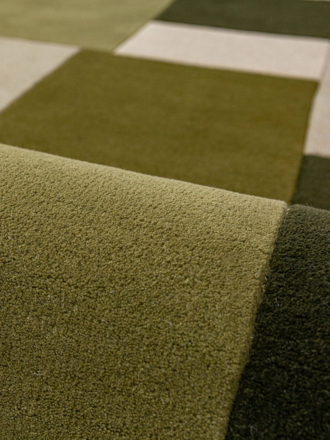 Teppich Erdtöne-Grün rechteckig WOOL Raumgestaltung Inneneinrichtung HALLEIN_
