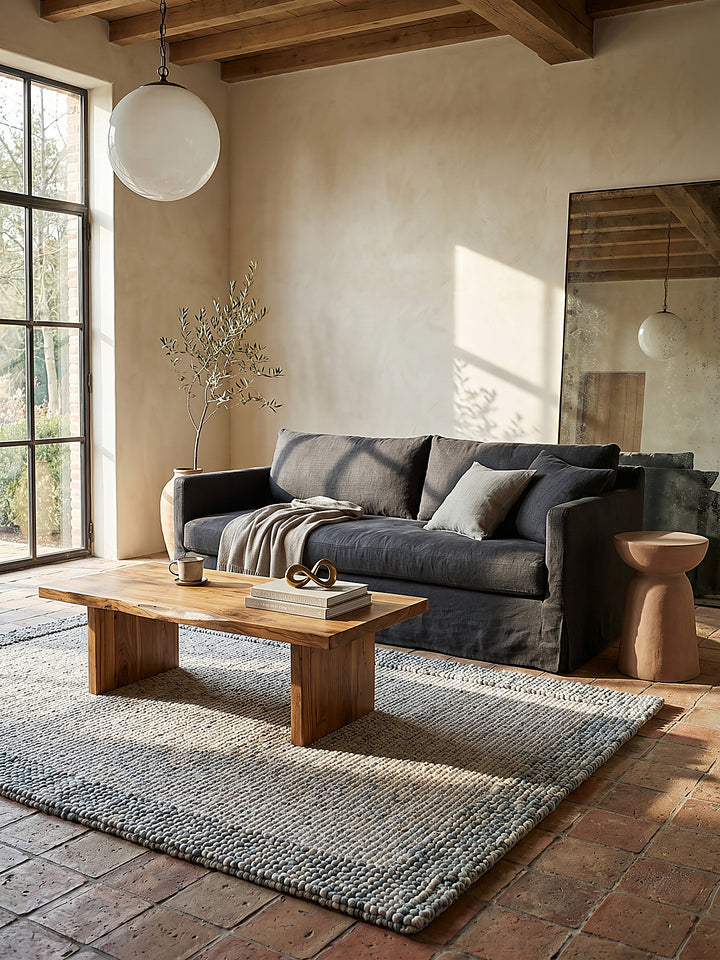 Teppich Blau-Natur rechteckig im Wohnzimmer mit Couchtisch und Wohnaccessoires Wohnidee skandinavisch modern_