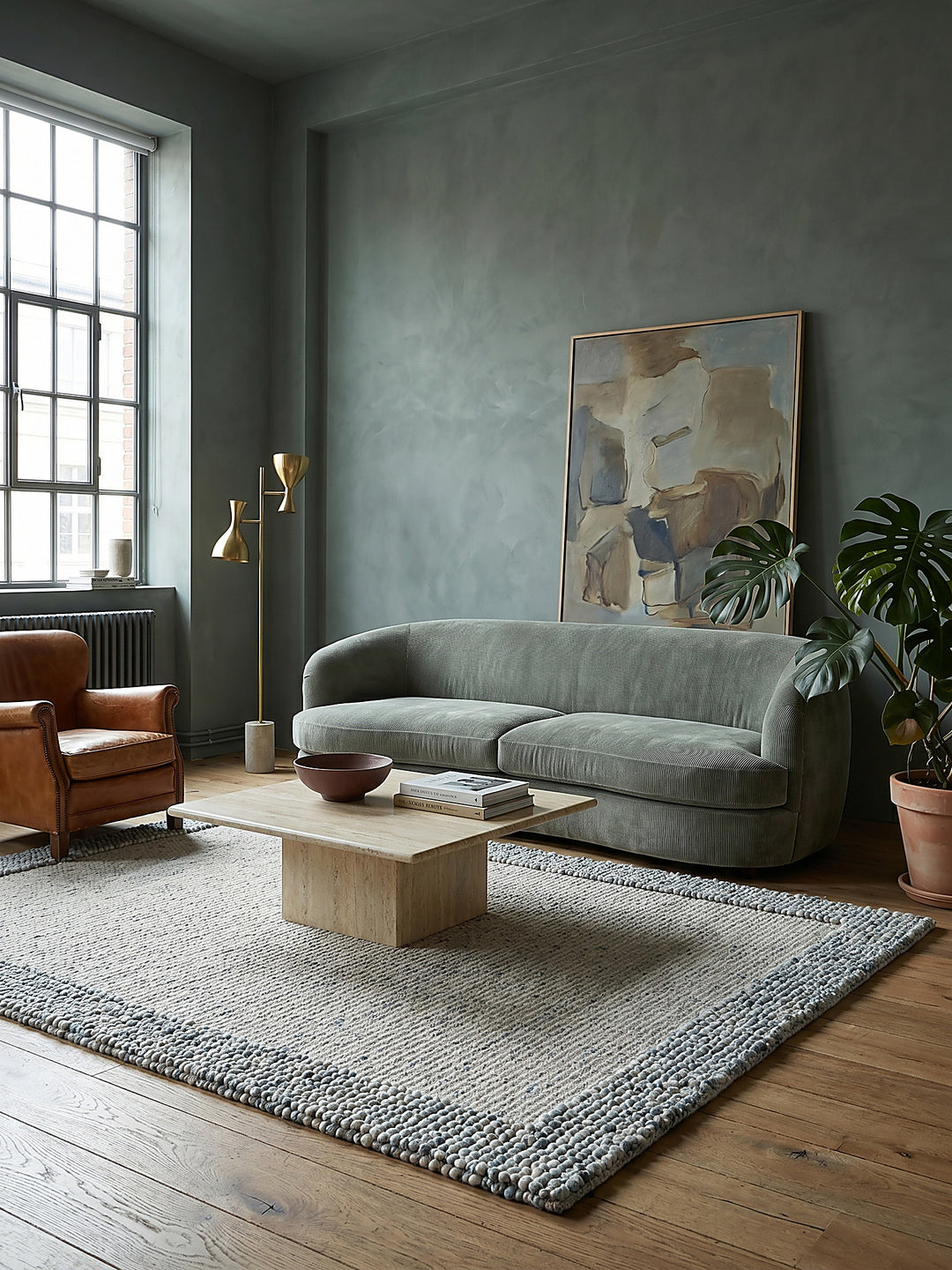 Teppich Blau-Natur rechteckig Editorial Interior als Designobjekt drapiert hochwertige Wohnaccessoires_
