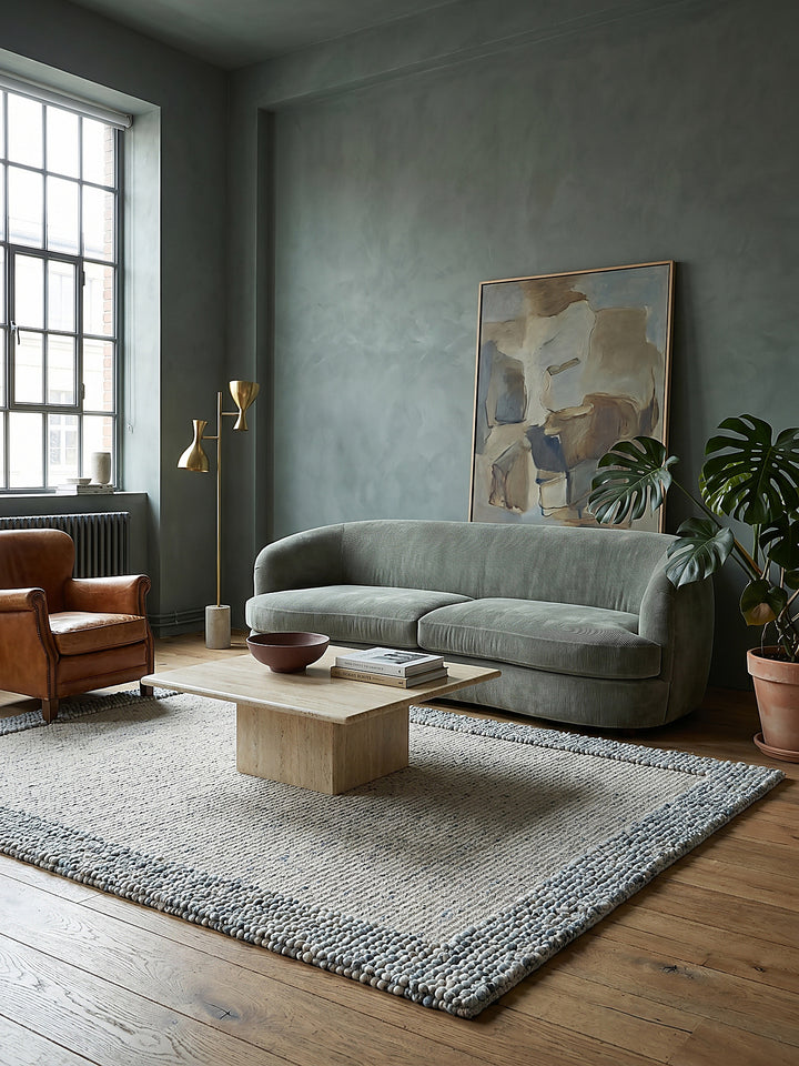Teppich Blau-Natur rechteckig Editorial Interior als Designobjekt drapiert hochwertige Wohnaccessoires_