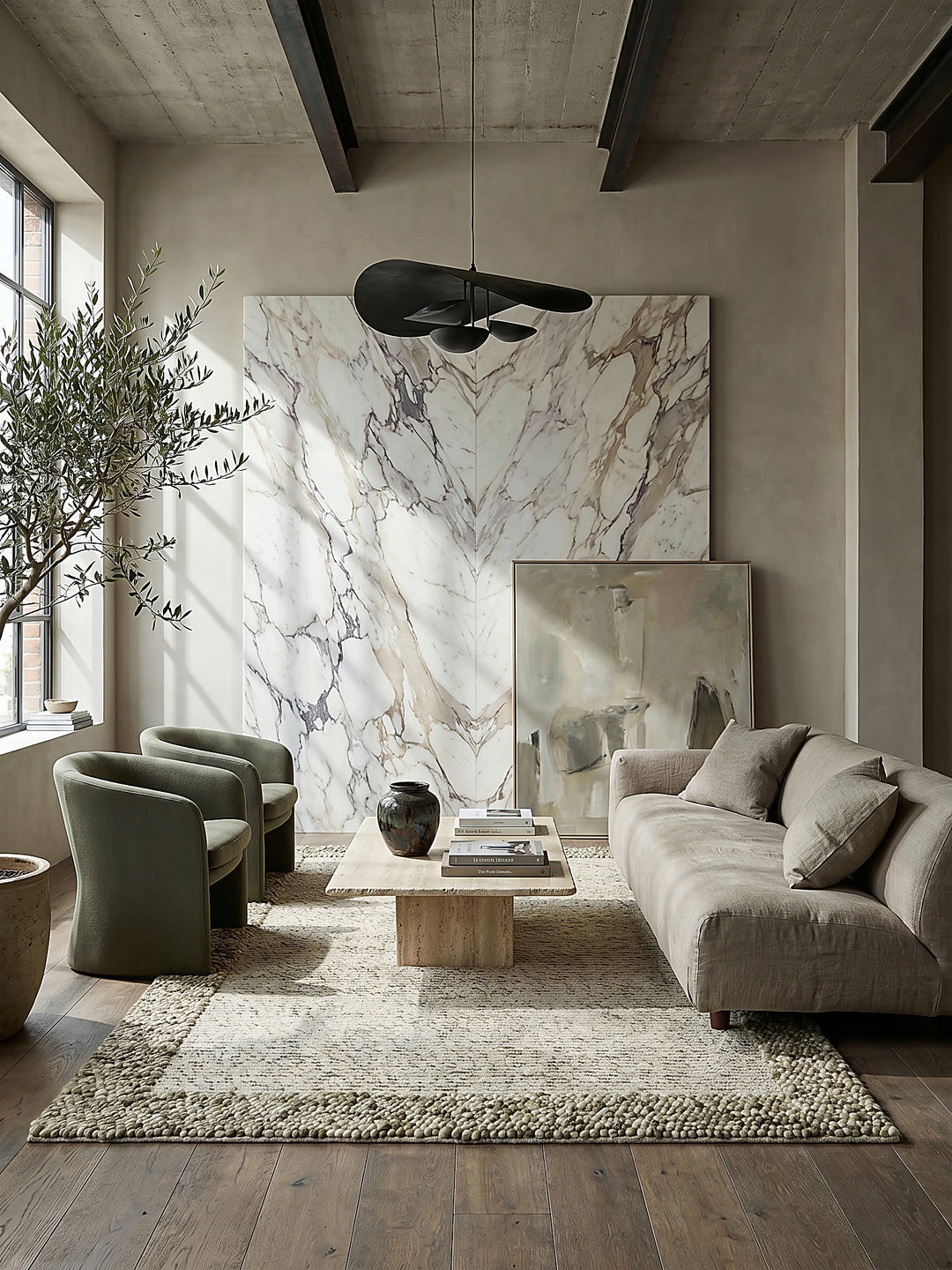Teppich Grün-Natur rechteckig Editorial Interior als Designobjekt drapiert hochwertige Wohnaccessoires_