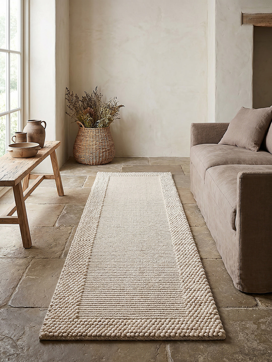 Teppich Beige-Natur Läufer Editorial Interior als Designobjekt drapiert hochwertige Wohnaccessoires_
