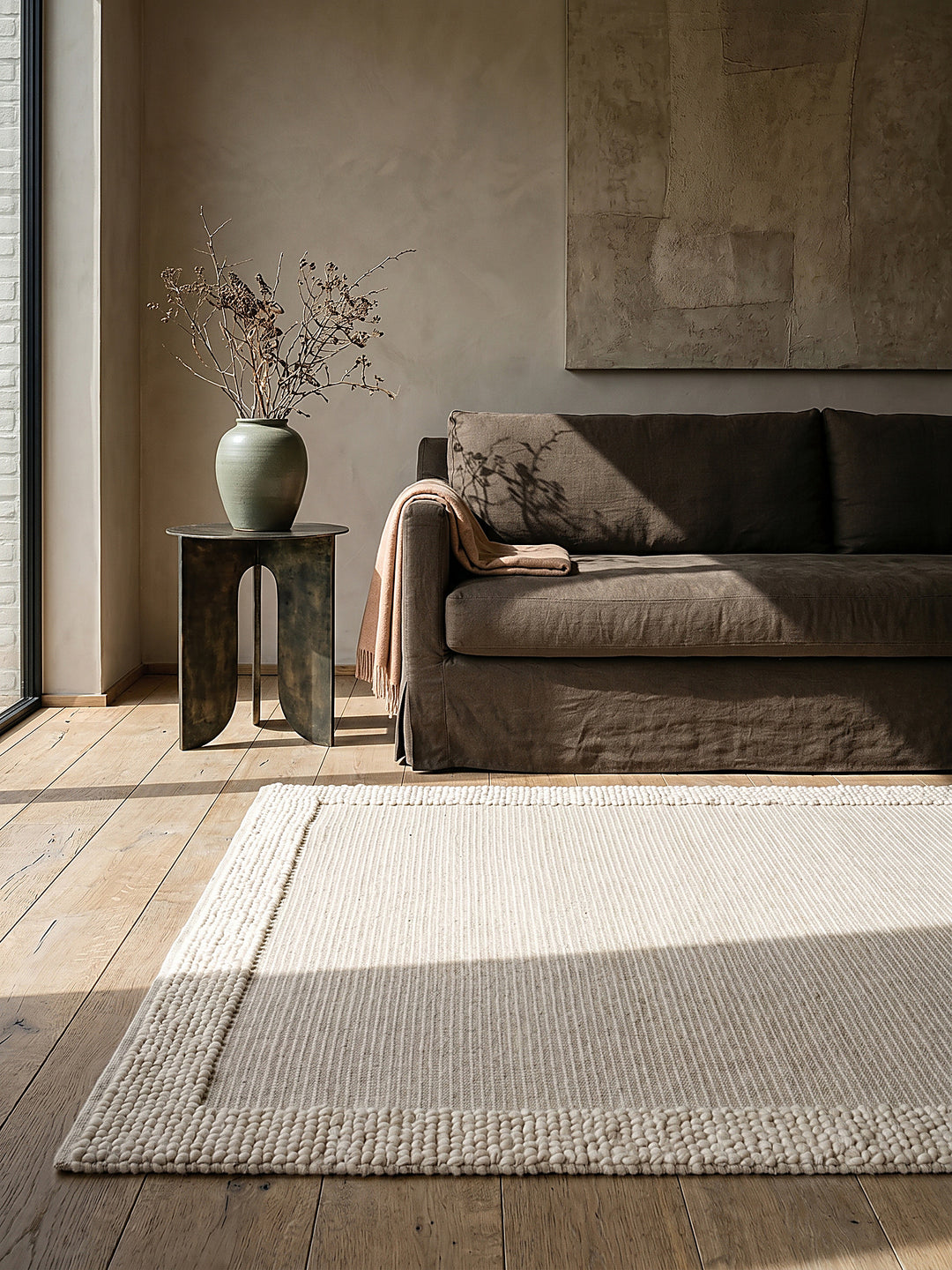 Teppich Beige-Natur rechteckig Editorial Interior als Designobjekt drapiert hochwertige Wohnaccessoires_