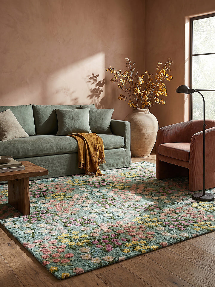 Teppich Multicolor-Grün rechteckig Editorial Interior als Designobjekt drapiert hochwertige Wohnaccessoires_