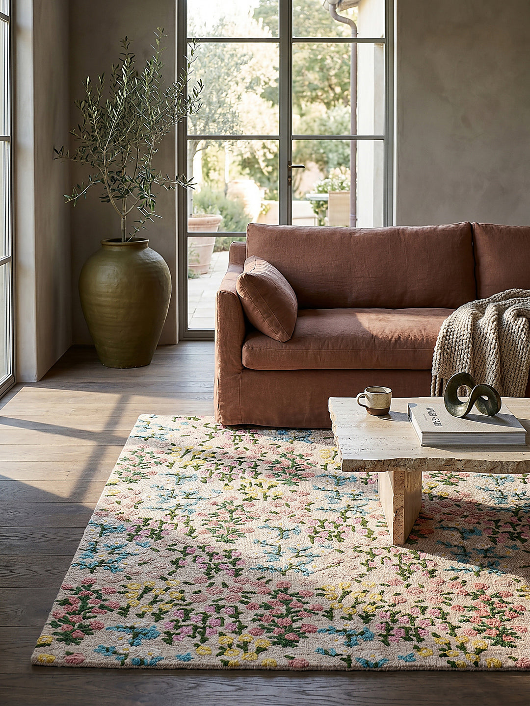 Teppich Multicolor-Rosa rechteckig im Wohnzimmer mit Couchtisch und Wohnaccessoires Wohnidee skandinavisch modern_