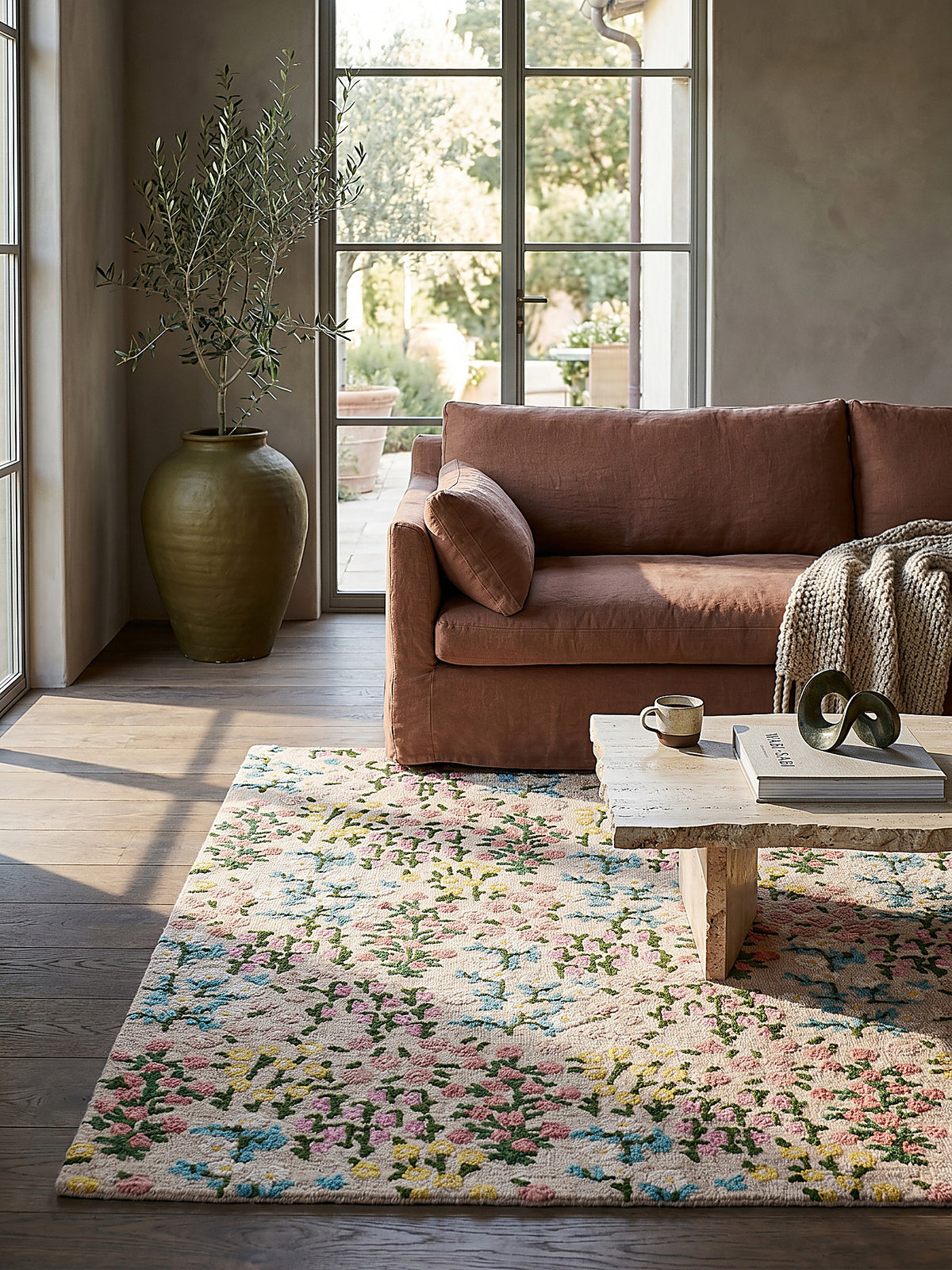 Teppich Multicolor-Rosa rechteckig im Wohnzimmer mit Couchtisch und Wohnaccessoires Wohnidee skandinavisch modern_