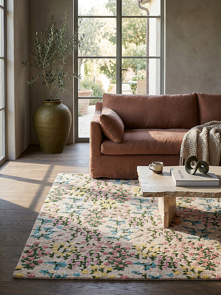 Teppich Multicolor-Rosa rechteckig im Wohnzimmer mit Couchtisch und Wohnaccessoires Wohnidee skandinavisch modern_