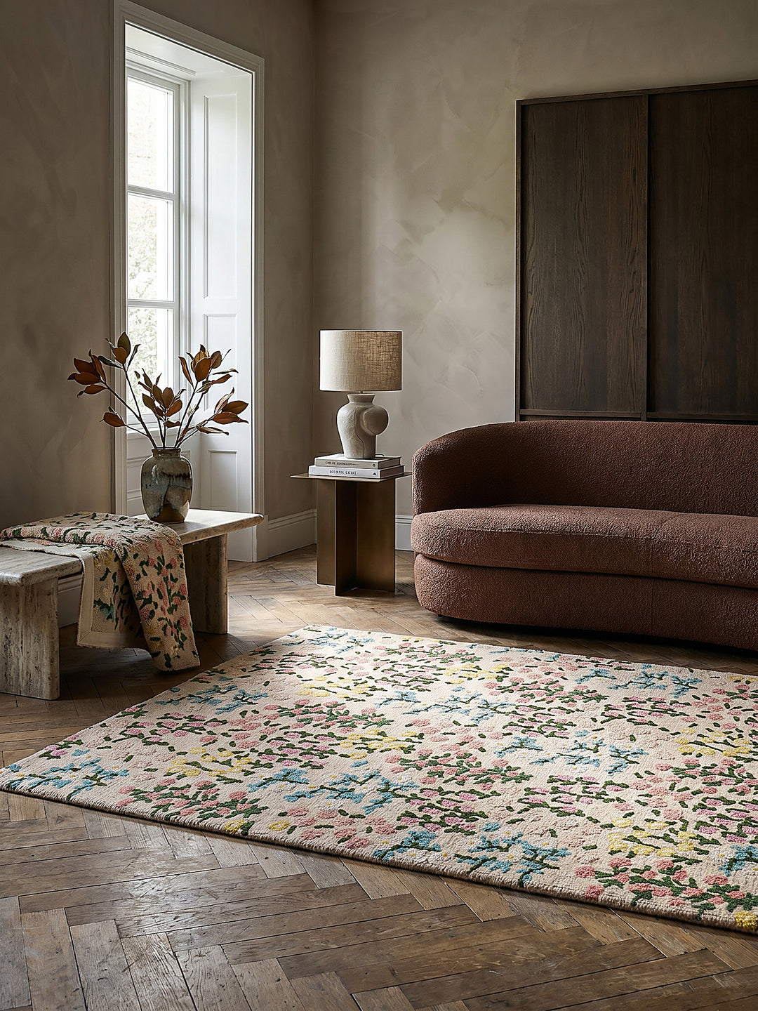 Teppich Multicolor-Rosa rechteckig Editorial Interior als Designobjekt drapiert hochwertige Wohnaccessoires_