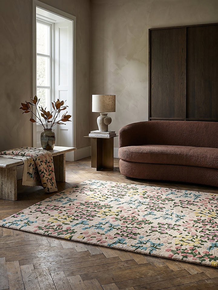 Teppich Multicolor-Rosa rechteckig Editorial Interior als Designobjekt drapiert hochwertige Wohnaccessoires_