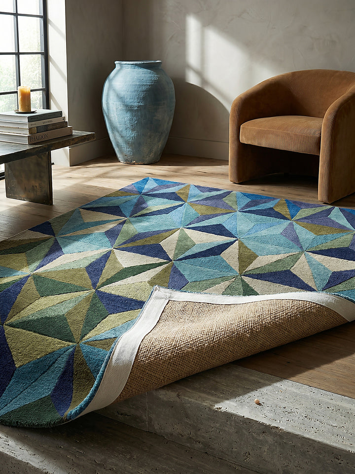 Teppich Blau-Grün rechteckig Editorial Interior als Designobjekt drapiert hochwertige Wohnaccessoires_