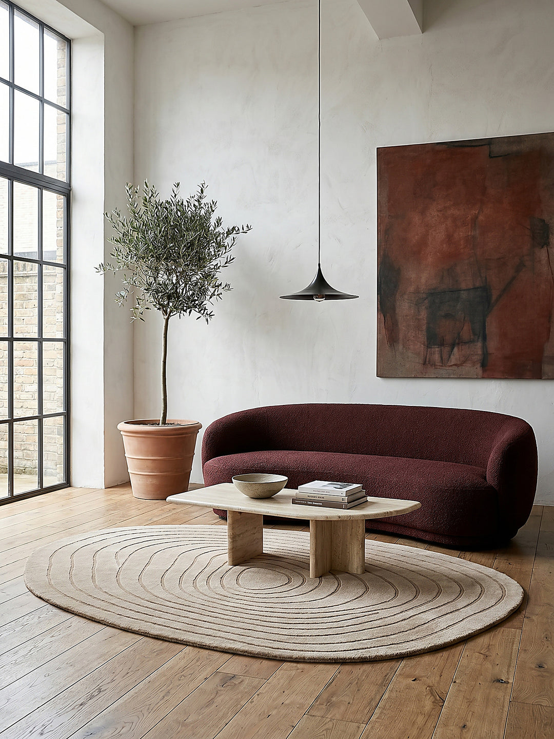Teppich Beige oval im Wohnzimmer mit Couchtisch und Wohnaccessoires Wohnidee skandinavisch modern_