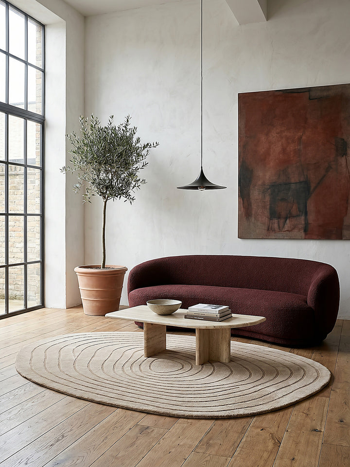 Teppich Beige oval im Wohnzimmer mit Couchtisch und Wohnaccessoires Wohnidee skandinavisch modern_
