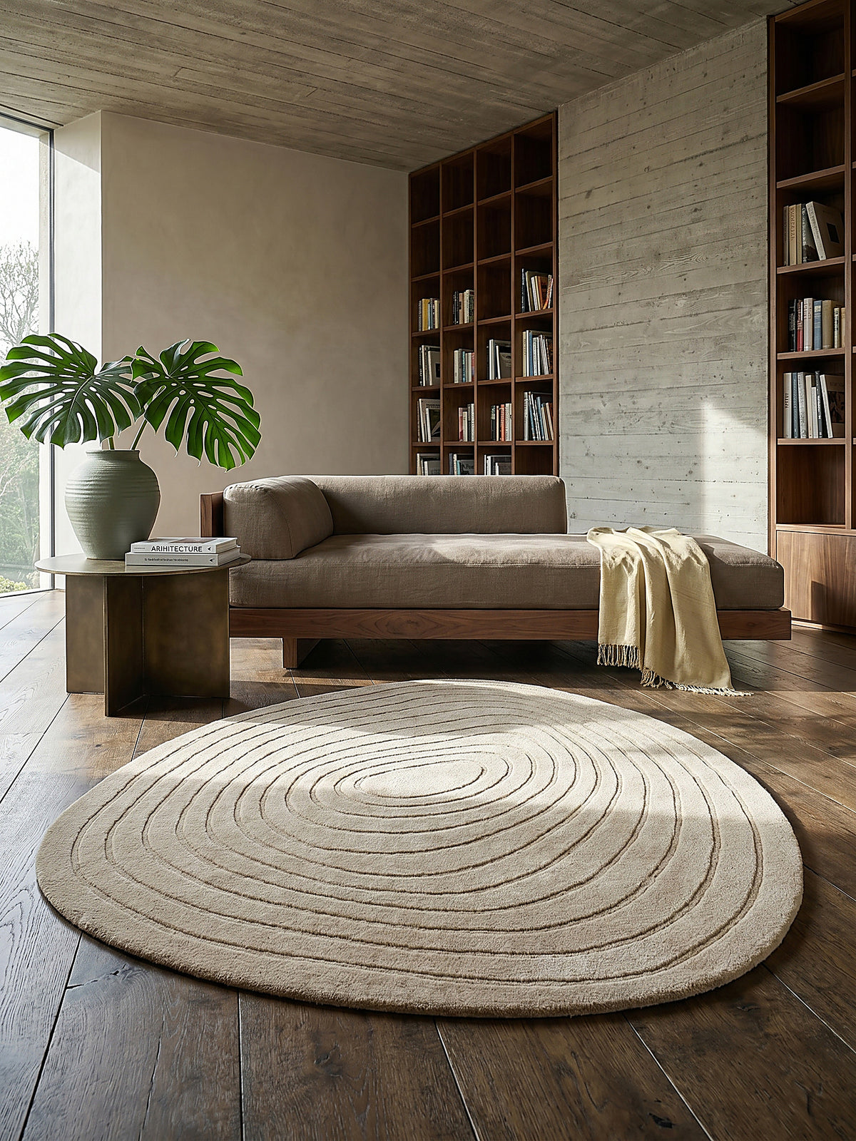 Teppich Beige oval Editorial Interior als Designobjekt drapiert hochwertige Wohnaccessoires