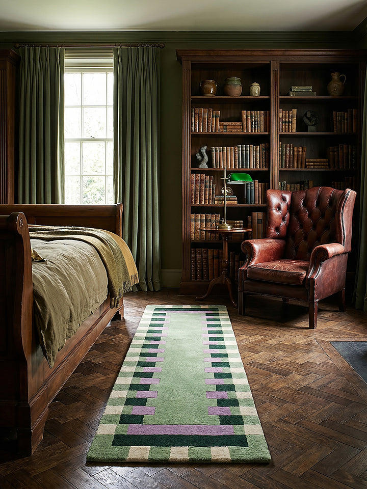 Teppich Grün-Lila Läufer im Wohnzimmer mit Couchtisch und Wohnaccessoires Wohnidee skandinavisch modern_