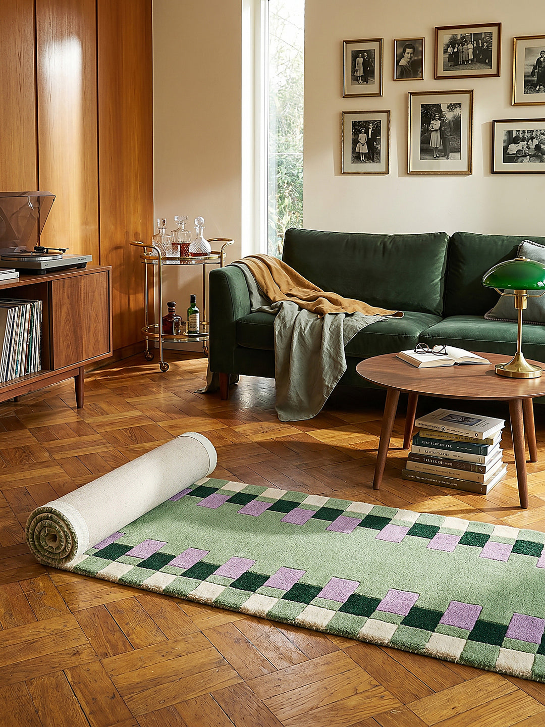 Teppich Grün-Lila Läufer Editorial Interior als Designobjekt drapiert hochwertige Wohnaccessoires_