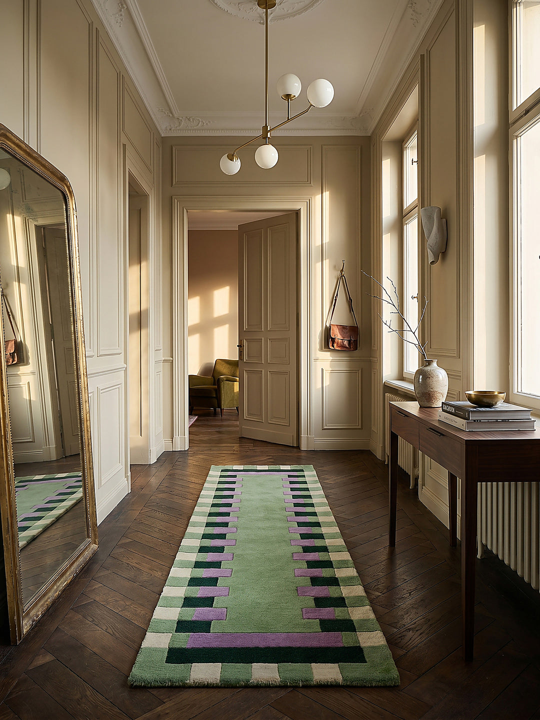 Teppich Grün-Lila Läufer im modernen Wohnzimmer Einrichtungsidee_