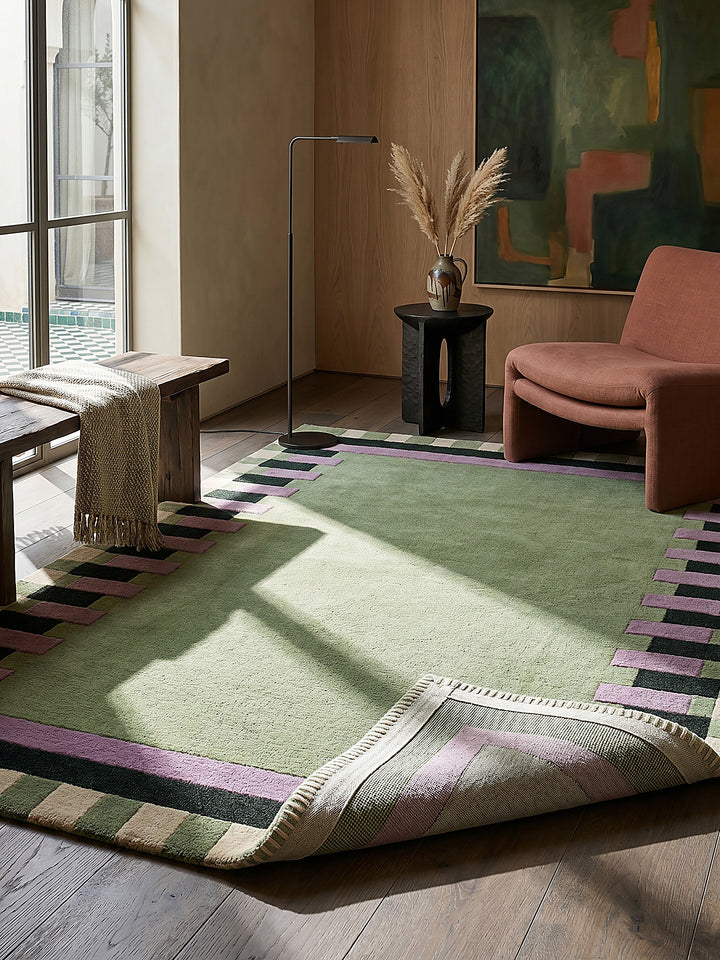 Teppich Grün-Lila rechteckig Editorial Interior als Designobjekt drapiert hochwertige Wohnaccessoires_