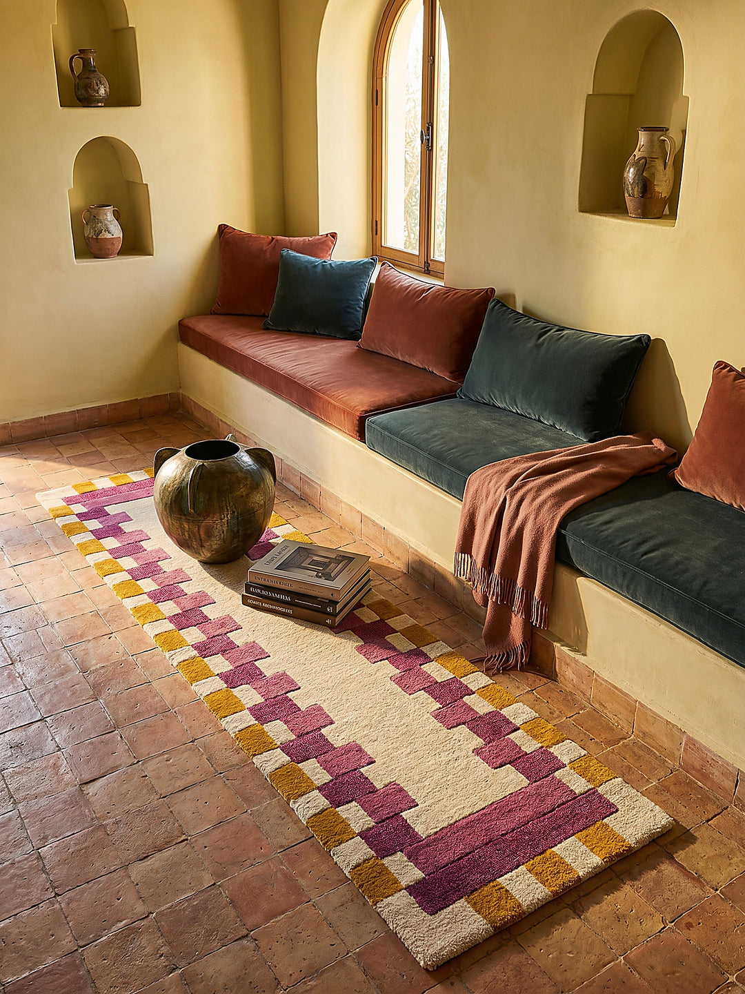 Teppich Rosa-Gelb Läufer im Wohnzimmer mit Couchtisch und Wohnaccessoires Wohnidee skandinavisch modern_