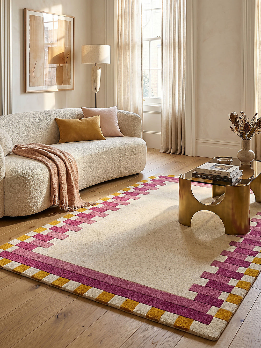 Teppich Rosa-Gelb rechteckig im Wohnzimmer mit Couchtisch und Wohnaccessoires Wohnidee skandinavisch modern_
